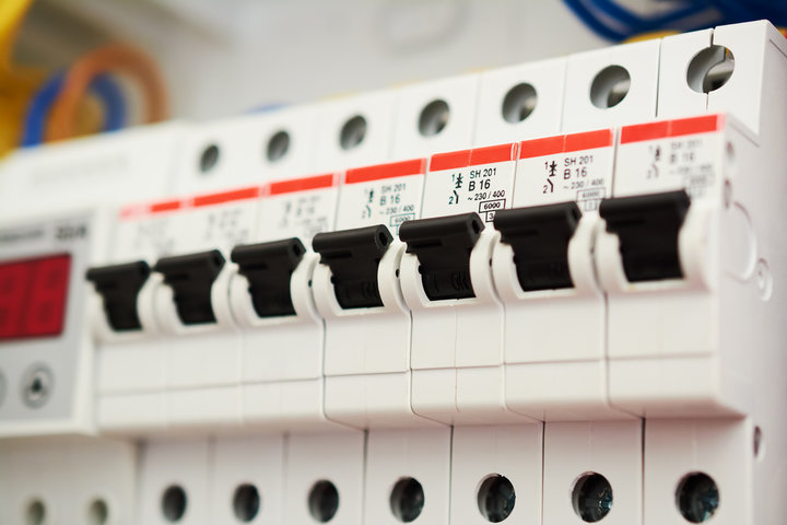 La sécurité des installations électriques dans les logements : un enjeu face aux nouveaux équipements et usages